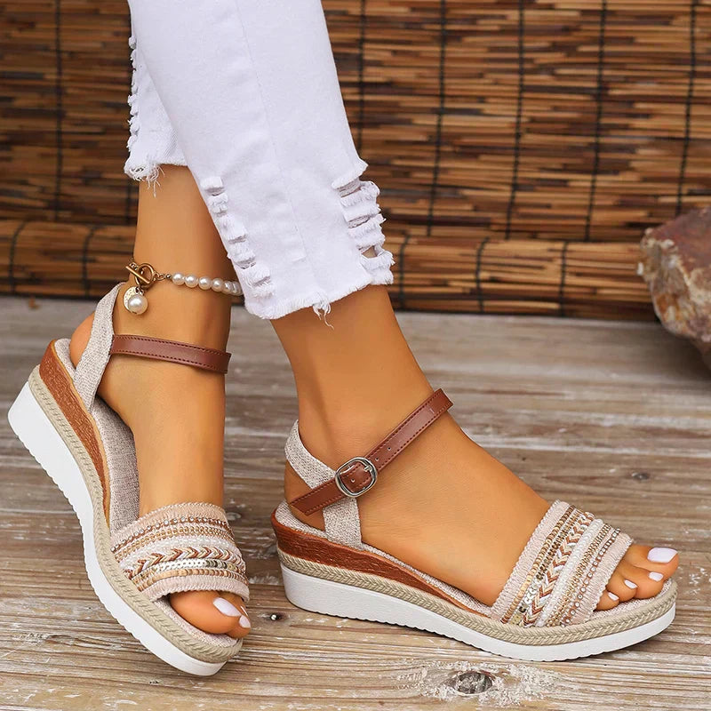 Boho Keilabsatz-Sandalen für Damen mit Perlendetails, ideal für den Sommer, Bohemian-Chic-Look, strandtauglich, bequem.