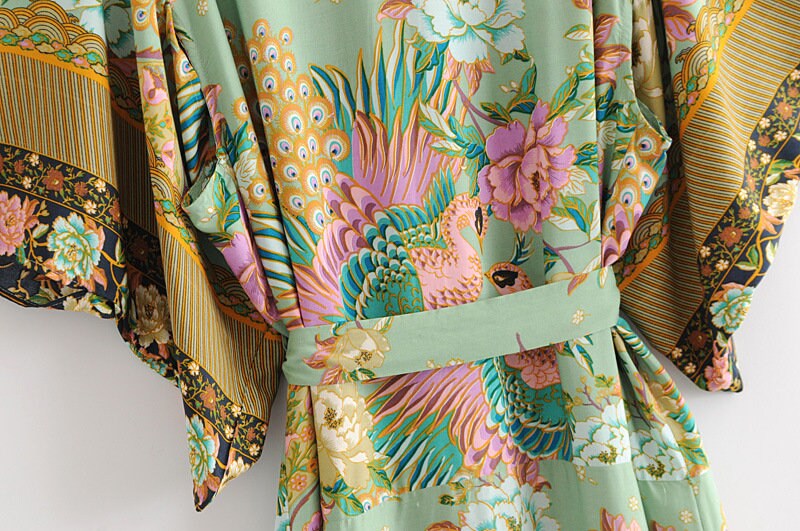 Boho Kimono mit Pfauenblumenprint, V-Ausschnitt und Gürtel, luftig leicht, ideal für Sommer oder als Überwurf.