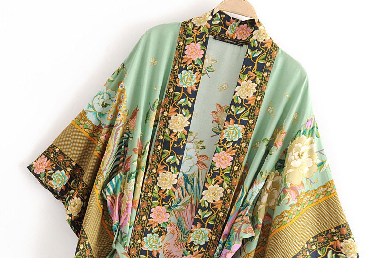 Boho Kimono mit Pfauenblumenprint, V-Ausschnitt und Gürtel, luftig leicht, ideal für Sommer oder als Überwurf.
