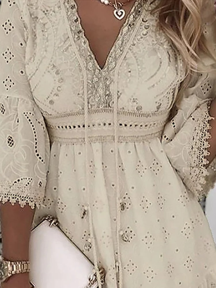 Boho Kleid Ibiza Stil mit V-Ausschnitt, fließend und locker geschnitten, ideal für warme Sommertage und Strand.