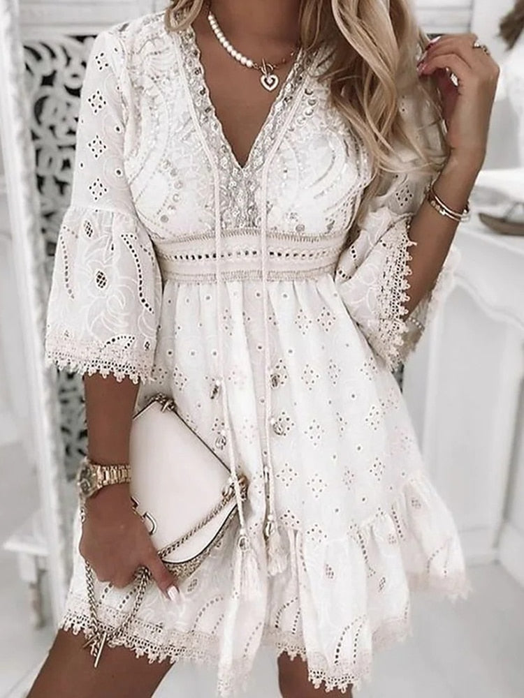 Boho Kleid Ibiza Stil mit V-Ausschnitt, fließend und locker geschnitten, ideal für warme Sommertage und Strand.