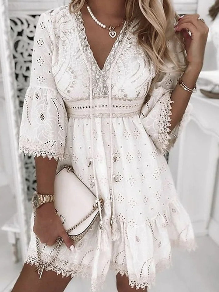 Boho Kleid Ibiza Stil mit V-Ausschnitt, fließend und locker geschnitten, ideal für warme Sommertage und Strand.