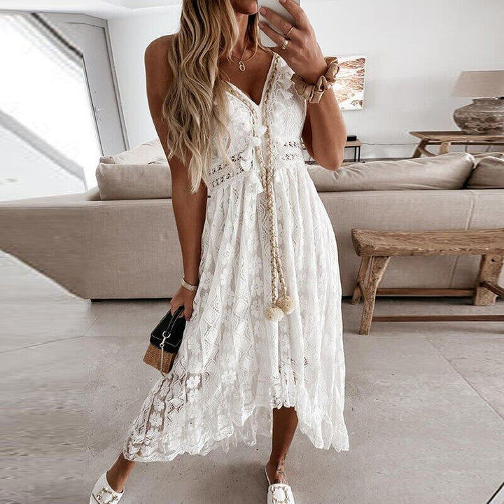 "Boho Sommerkleid mit romantischer Stickerei und Bommeln, luftig-leichte Passform, perfekt für heiße Tage und jeden Anlass."
