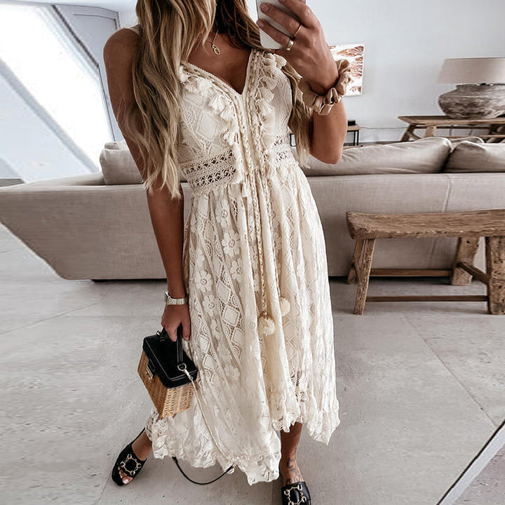 "Boho Sommerkleid mit romantischer Stickerei und Bommeln, luftig-leichte Passform, perfekt für heiße Tage und jeden Anlass."
