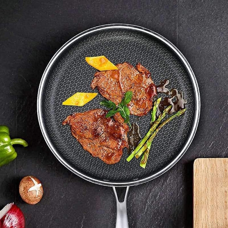Bratpfanne aus Edelstahl mit Antihaftbeschichtung und Pixel-Technologie, ideal für gleichmäßiges Garen und fettarmes Braten.