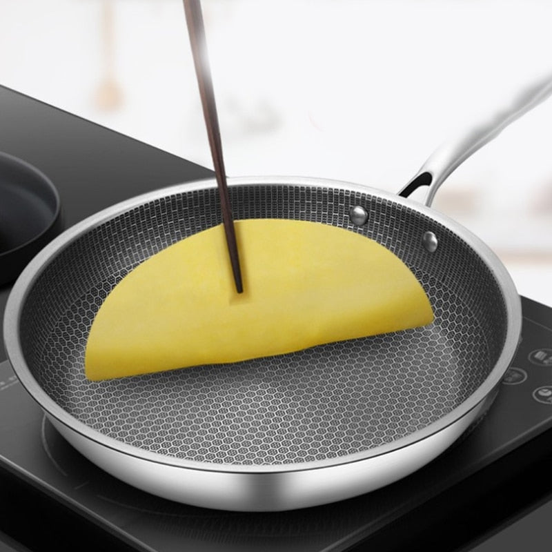 Bratpfanne aus Edelstahl mit Antihaftbeschichtung und Pixel-Technologie, ideal für gleichmäßiges Garen und fettarmes Braten.