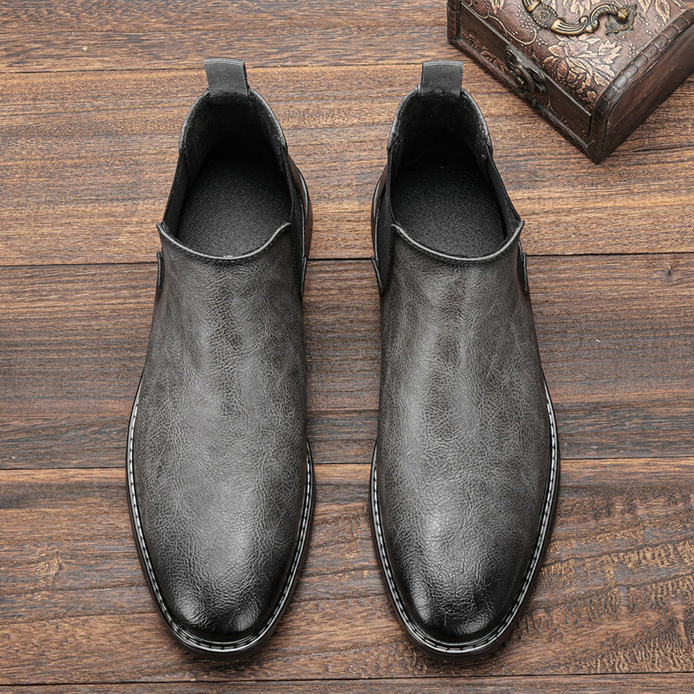 "Braune Chelsea-Stiefel für Herren aus Leder mit elastischen Einsätzen und eleganter Silhouette, ideal für Alltag und Stil."