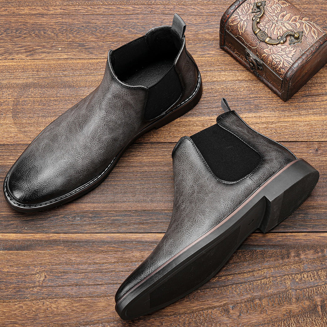 "Braune Chelsea-Stiefel für Herren aus Leder mit elastischen Einsätzen und eleganter Silhouette, ideal für Alltag und Stil."
