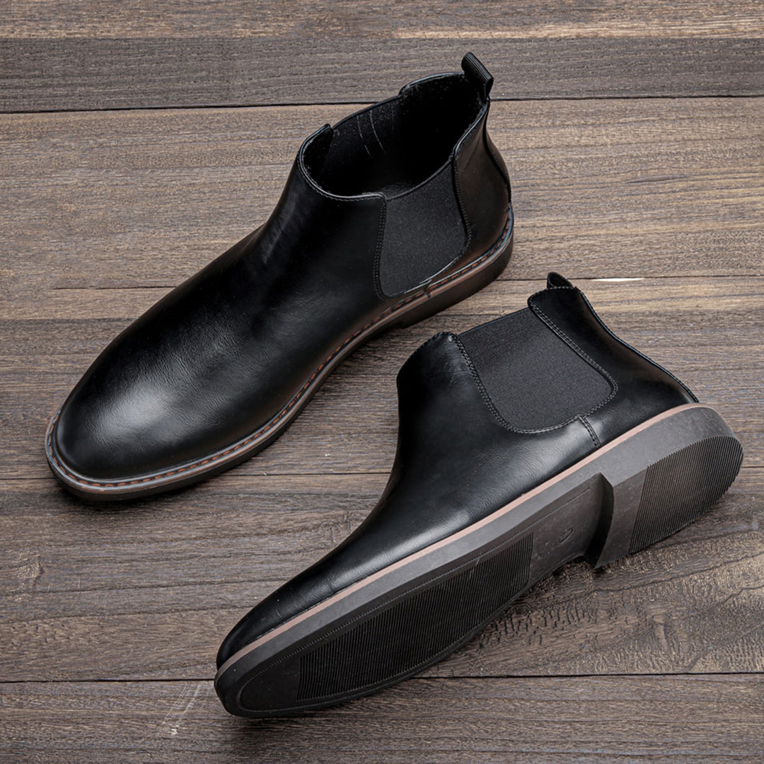 "Braune Chelsea-Stiefel für Herren aus Leder mit elastischen Einsätzen und eleganter Silhouette, ideal für Alltag und Stil."
