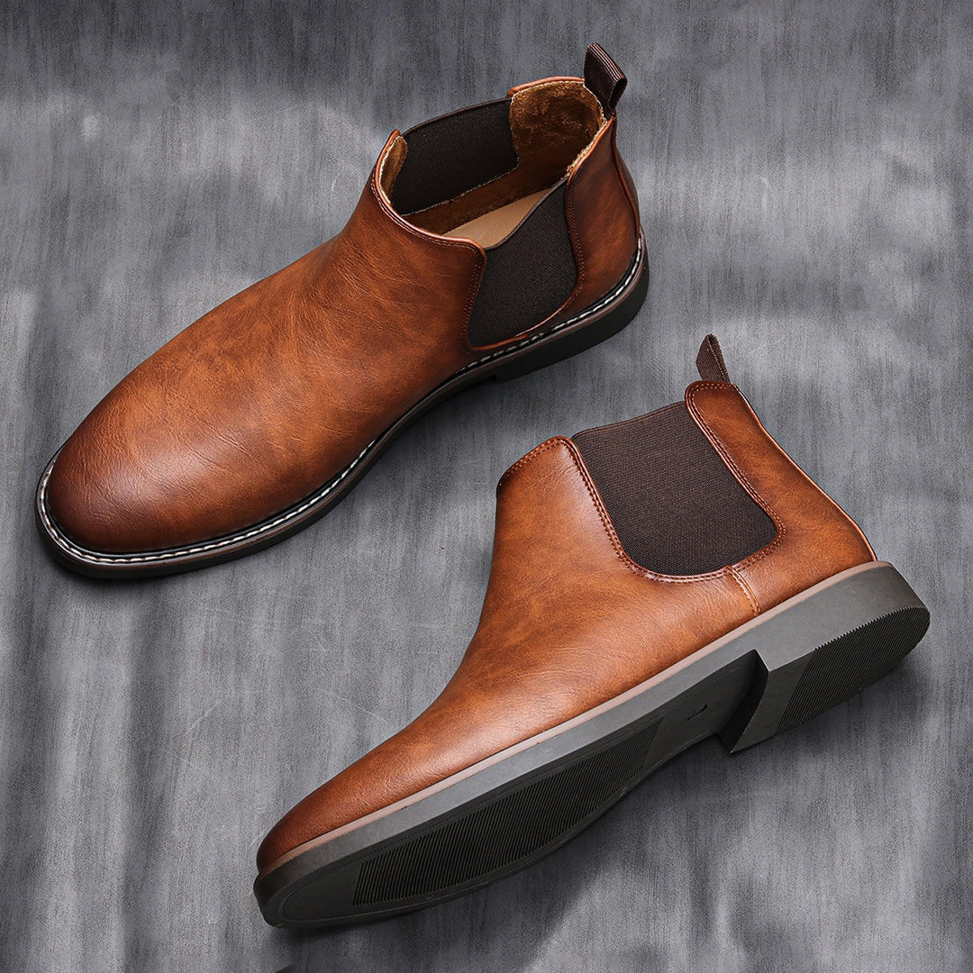 "Braune Chelsea-Stiefel für Herren aus Leder mit elastischen Einsätzen und eleganter Silhouette, ideal für Alltag und Stil."