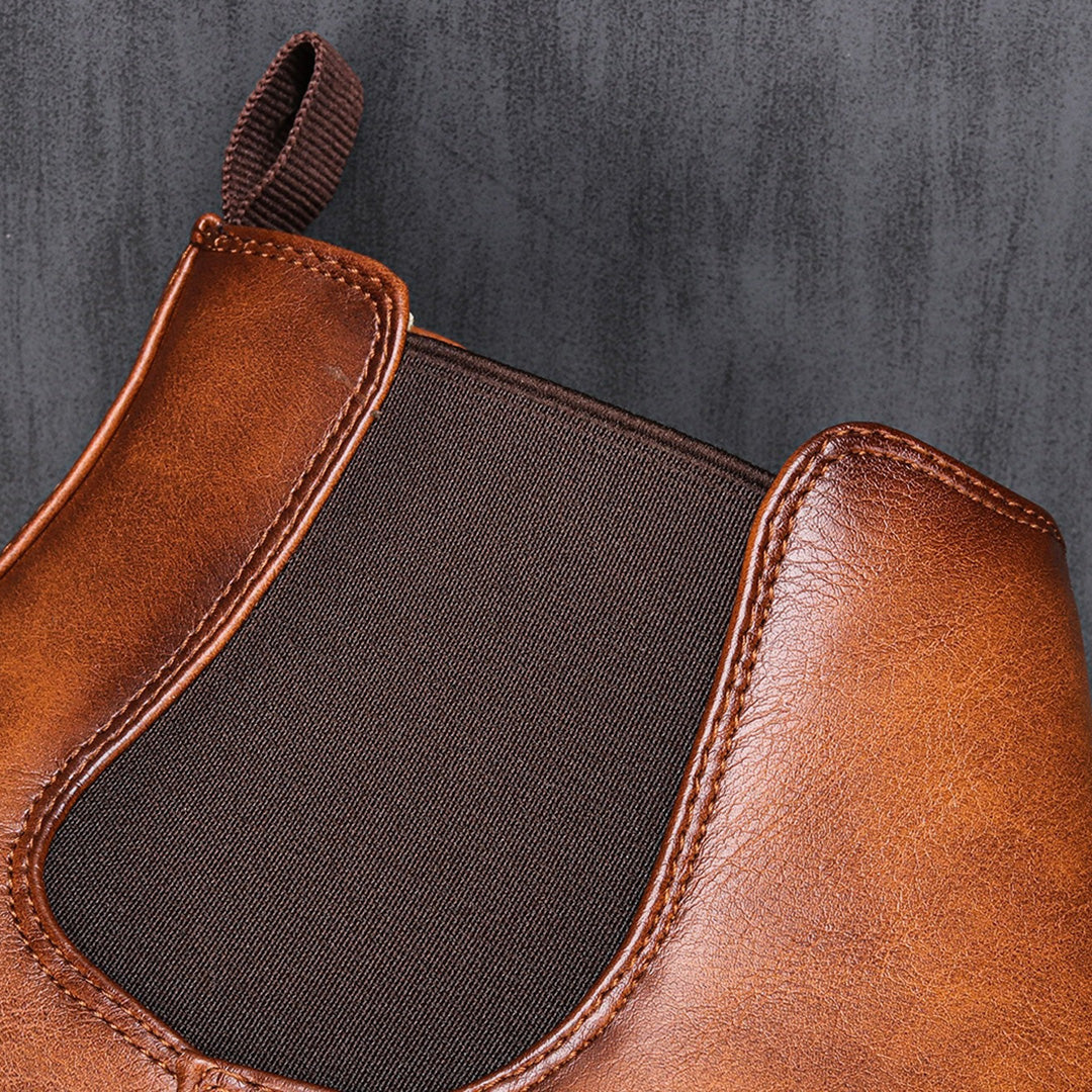 "Braune Chelsea-Stiefel für Herren aus Leder mit elastischen Einsätzen und eleganter Silhouette, ideal für Alltag und Stil."