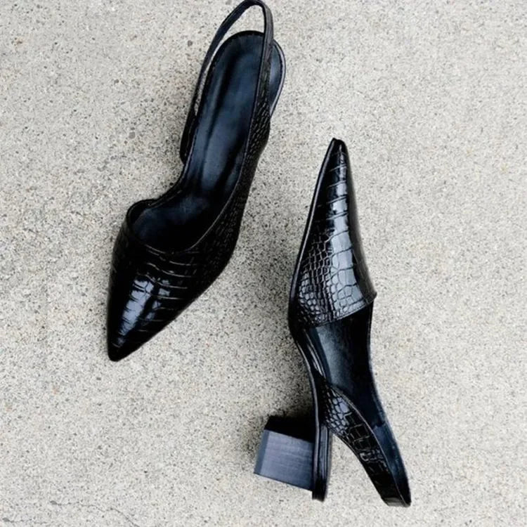Braune Pumps, spitze Zehen, mittlerer Absatz, elegant, komfortabel, perfekt für Büro oder Abendveranstaltungen.