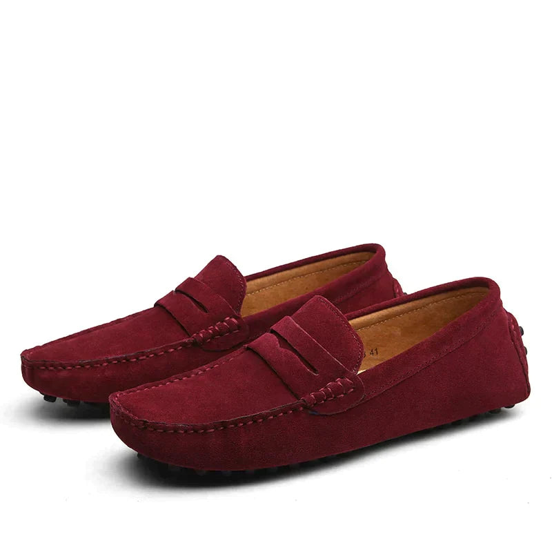 Braune Wildleder Slipper für Herren, elegant und komfortabel, italienischer Stil, ideal für modisch stilvolle Auftritte.