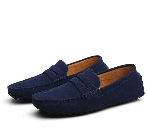 Braune Wildleder Slipper für Herren, elegant und komfortabel, italienischer Stil, ideal für modisch stilvolle Auftritte.