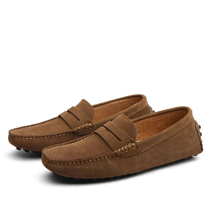 Braune Wildleder Slipper für Herren, elegant und komfortabel, italienischer Stil, ideal für modisch stilvolle Auftritte.