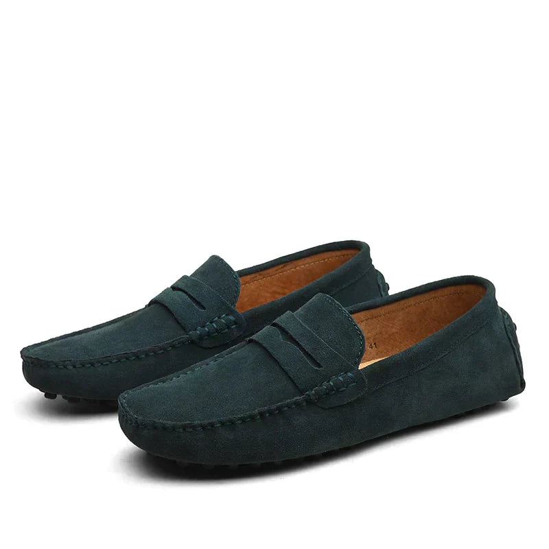 Braune Wildleder Slipper für Herren, elegant und komfortabel, italienischer Stil, ideal für modisch stilvolle Auftritte.