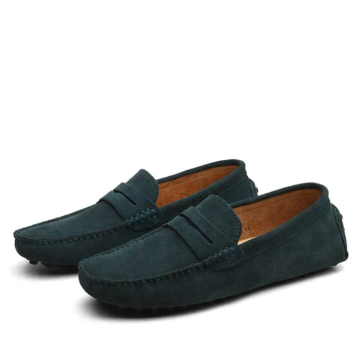 Braune Wildleder Slipper für Herren, elegant und komfortabel, italienischer Stil, ideal für modisch stilvolle Auftritte.