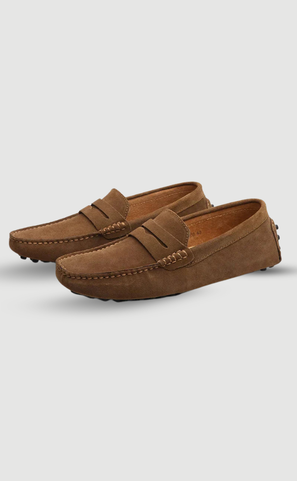 Braune Wildleder Slipper für Herren, elegant und komfortabel, italienischer Stil, ideal für modisch stilvolle Auftritte.