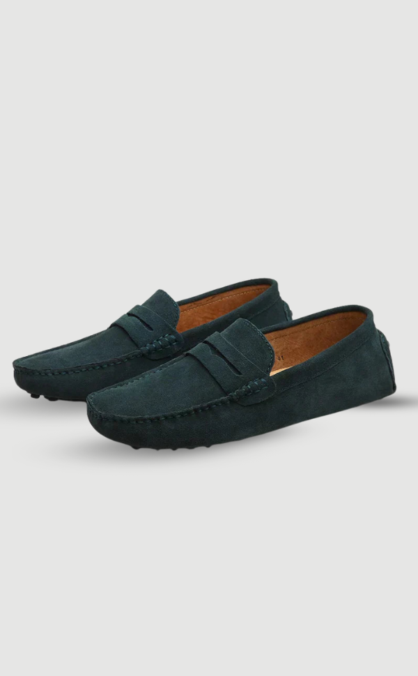 Braune Wildleder Slipper für Herren, elegant und komfortabel, italienischer Stil, ideal für modisch stilvolle Auftritte.