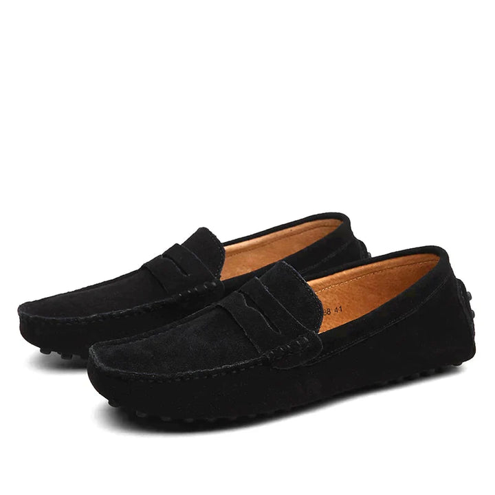 Braune Wildleder Slipper für Herren, elegant und komfortabel, italienischer Stil, ideal für modisch stilvolle Auftritte.