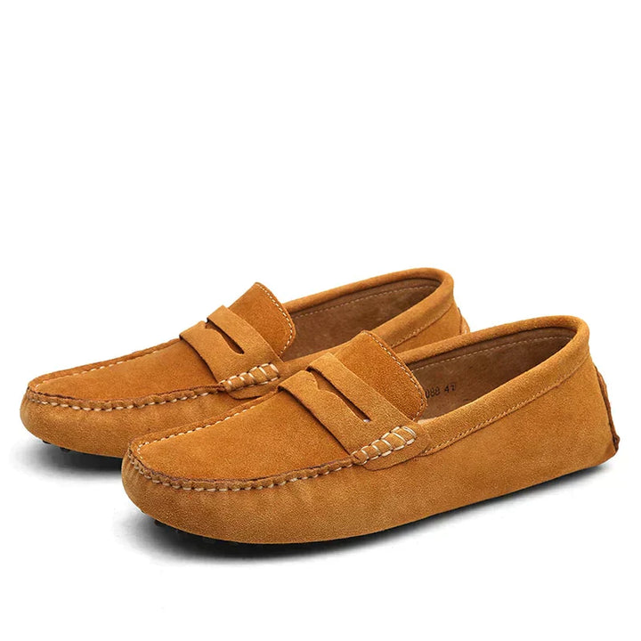 Braune Wildleder Slipper für Herren, elegant und komfortabel, italienischer Stil, ideal für modisch stilvolle Auftritte.