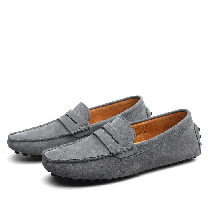 Braune Wildleder Slipper für Herren, elegant und komfortabel, italienischer Stil, ideal für modisch stilvolle Auftritte.