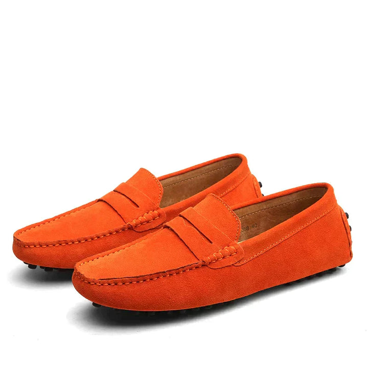 Braune Wildleder Slipper für Herren, elegant und komfortabel, italienischer Stil, ideal für modisch stilvolle Auftritte.