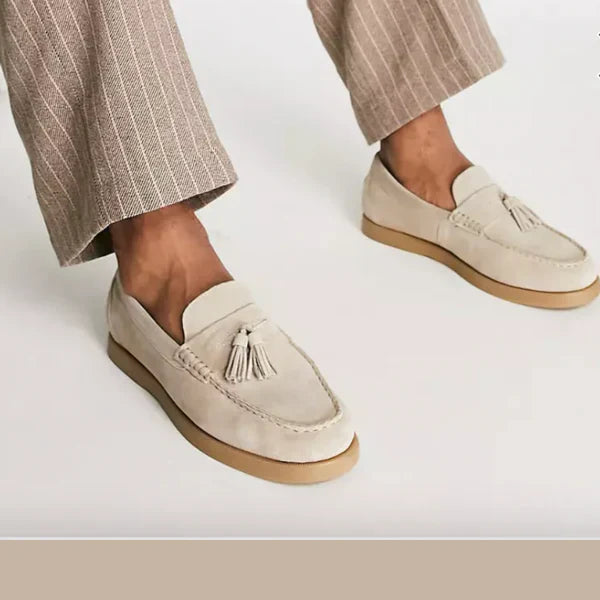 Braune Wildlederloafer für Herren, elegantes Design, seitliche Ansicht. Ideal für formelle und legere Anlässe.