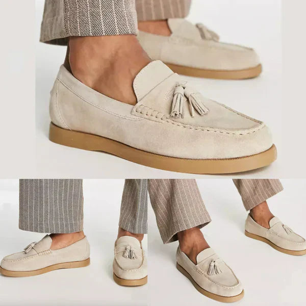 Braune Wildlederloafer für Herren, elegantes Design, seitliche Ansicht. Ideal für formelle und legere Anlässe.