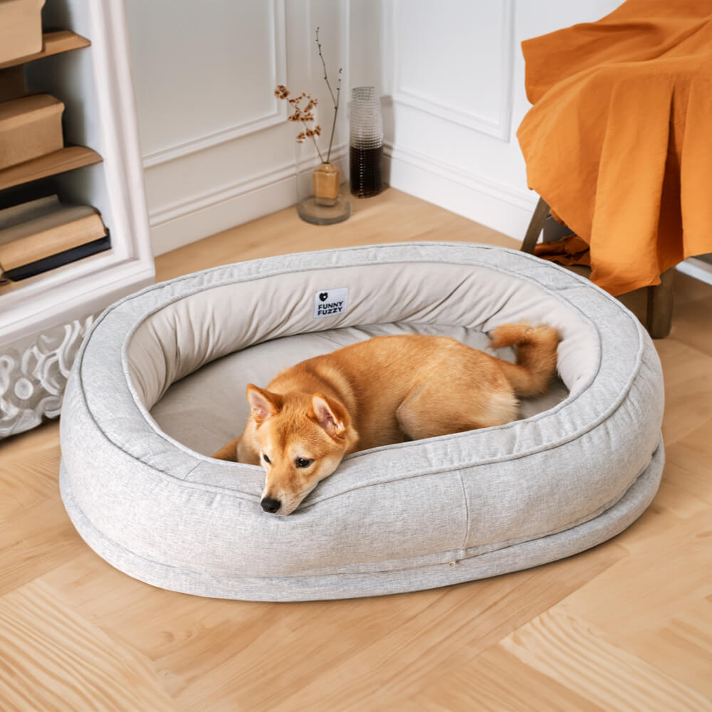 Braunes orthopädisches Hundebett im flauschigen Donut-Design, bietet Komfort und Gelenkschutz.