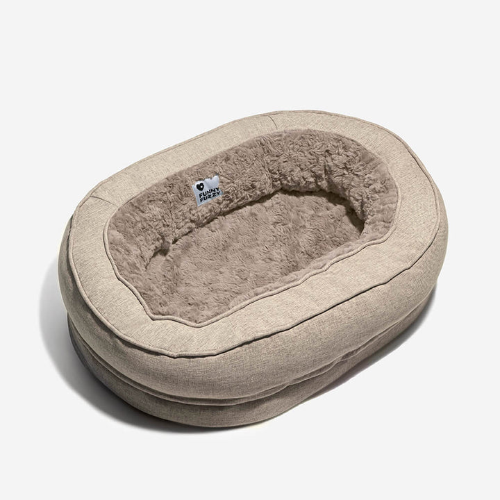 Braunes orthopädisches Hundebett im flauschigen Donut-Design, bietet Komfort und Gelenkschutz.