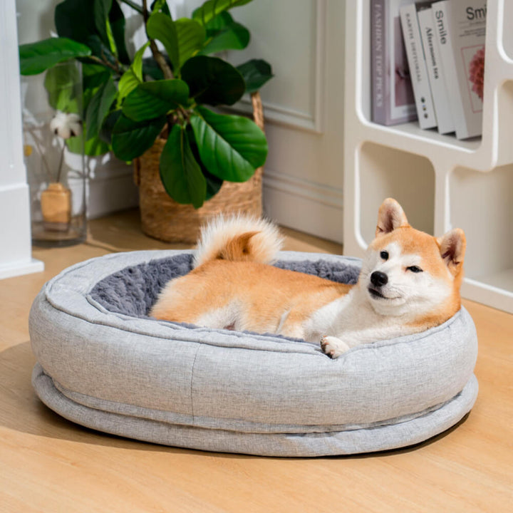 Braunes orthopädisches Hundebett im flauschigen Donut-Design, bietet Komfort und Gelenkschutz.