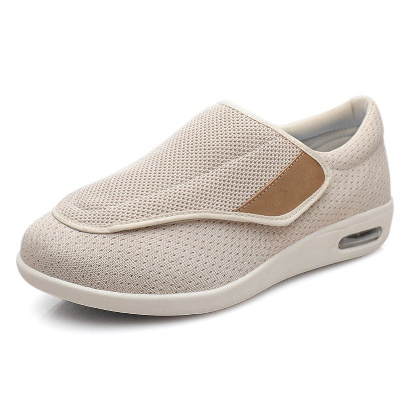 Breite orthopädische Damenschuhe in Beige, atmungsaktives Obermaterial, ideal für diabetesbedingte Fußbeschwerden.