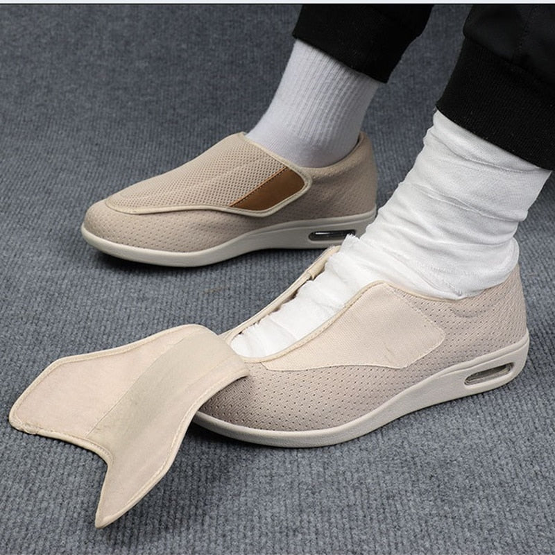 Breite orthopädische Damenschuhe in Beige, atmungsaktives Obermaterial, ideal für diabetesbedingte Fußbeschwerden.