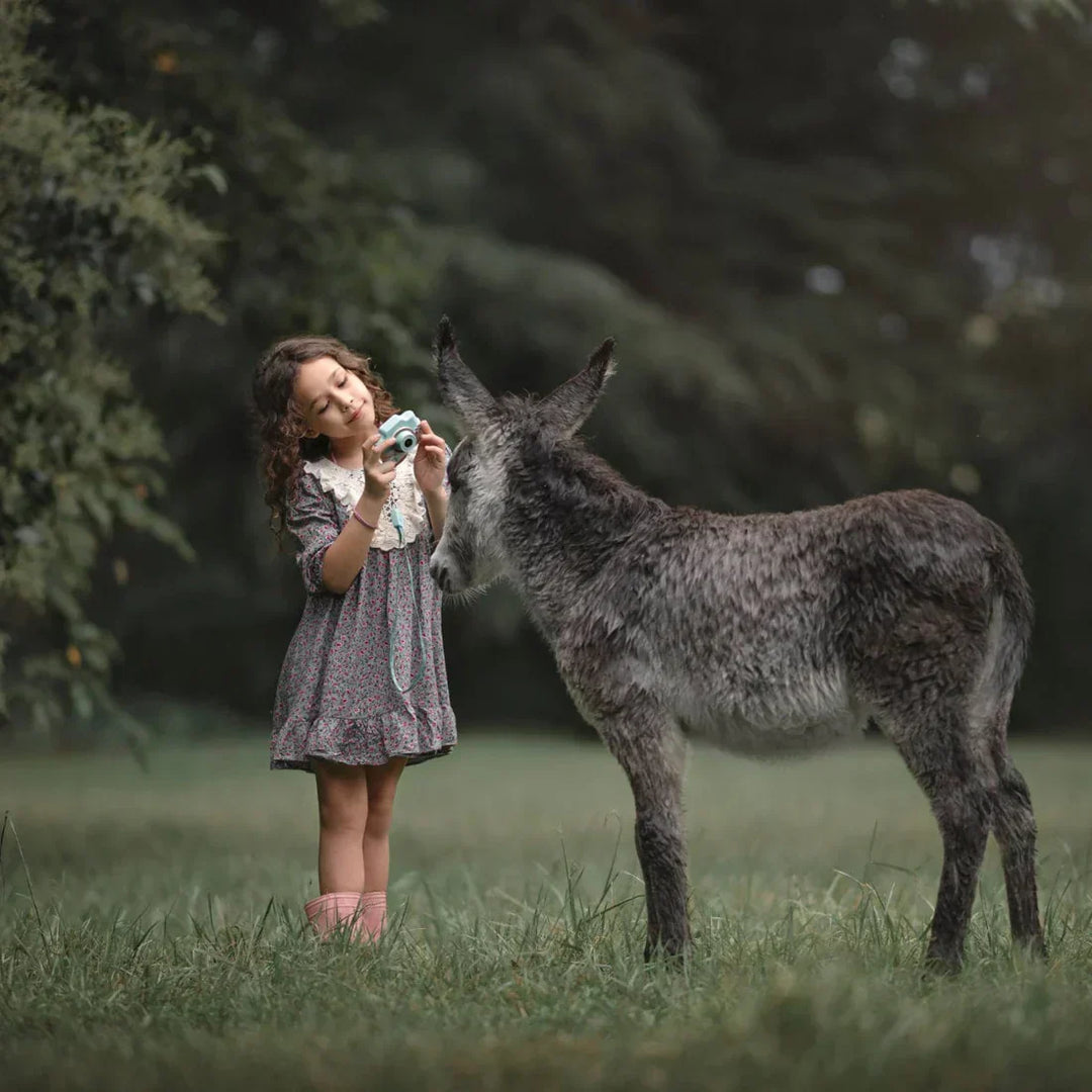 "Bunte Kinderkamera in Hellblau, Hellrosa, Mintgrün, kompakt und robust, perfekt für kreative Fotografie und Spielspaß."