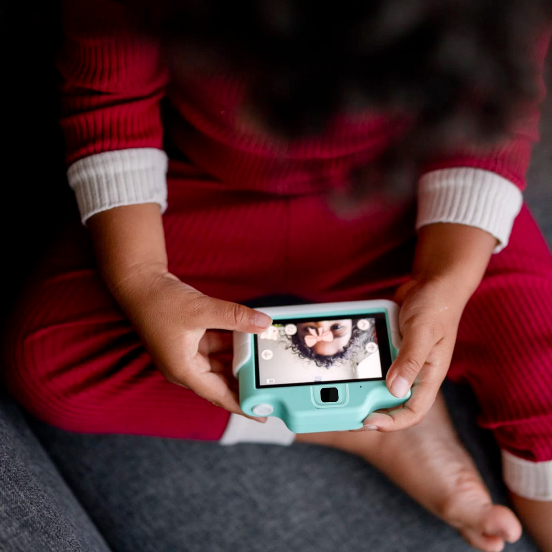 "Bunte Kinderkamera mit großen Tasten für einfache Bedienung, robustem Design in Hellblau, Hellrosa, Mintgrün."