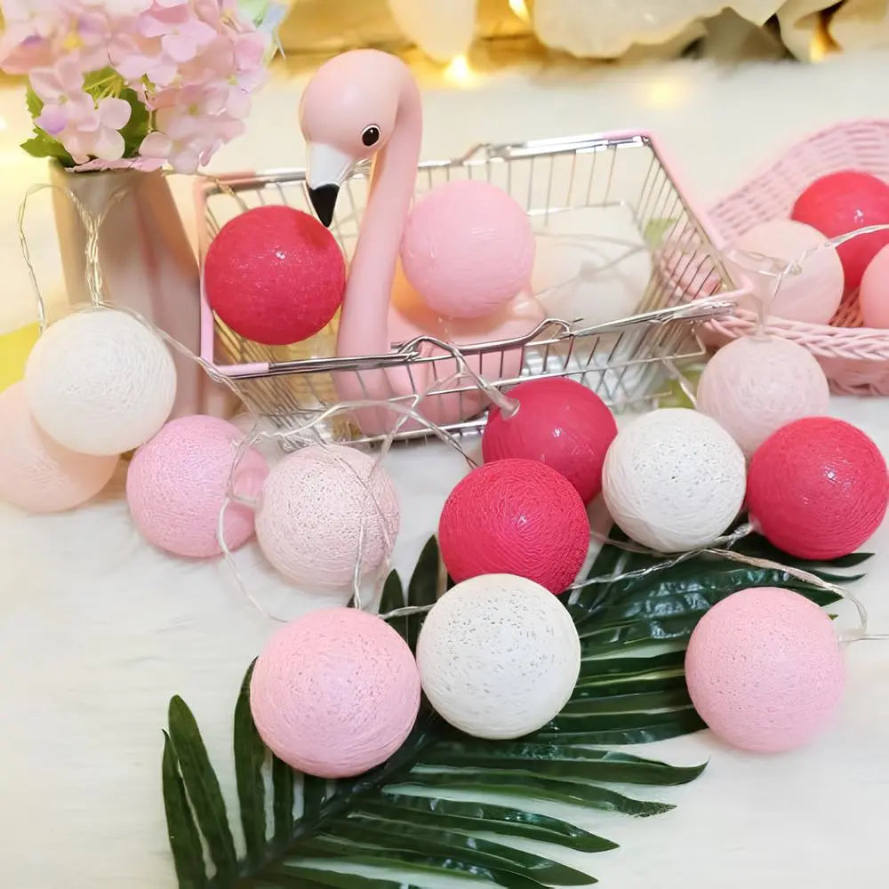 "Bunte LED Lichterkette mit Baumwollkugeln, flexibel und dekorativ, auf Tisch liegend, schafft gemütliche Atmosphäre."