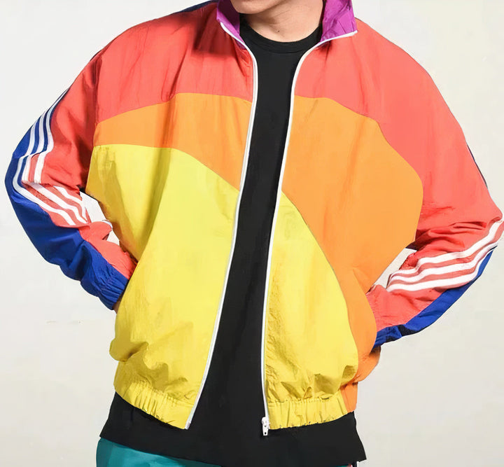 "Bunte Retro-Windjacke der 90er Jahre, Vorderansicht, auffällige Farben, hohe Kragen, elastische Bündchen, Herrenmode."