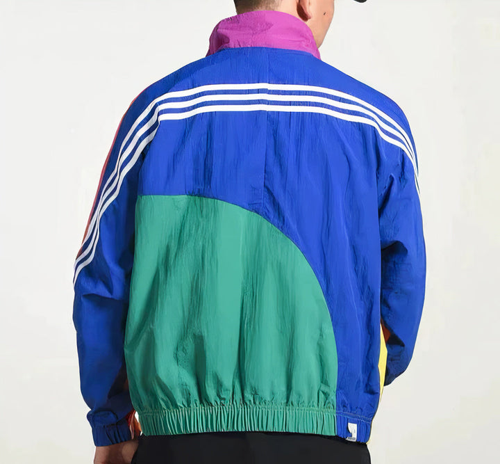 "Bunte Retro-Windjacke der 90er Jahre, Vorderansicht, auffällige Farben, hohe Kragen, elastische Bündchen, Herrenmode."