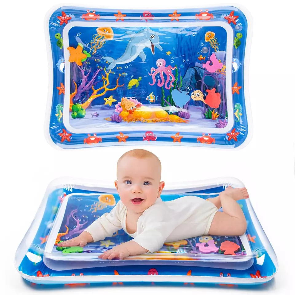 "Bunte sensorische Wasserspielmatte für Babys mit animierten Meeresbewohnern, fördert Motorik und Sinne, ideal für Spielzeit.