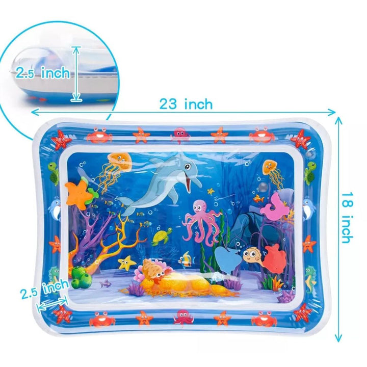 "Bunte sensorische Wasserspielmatte für Babys mit animierten Meeresbewohnern, fördert Motorik und Sinne, ideal für Spielzeit.