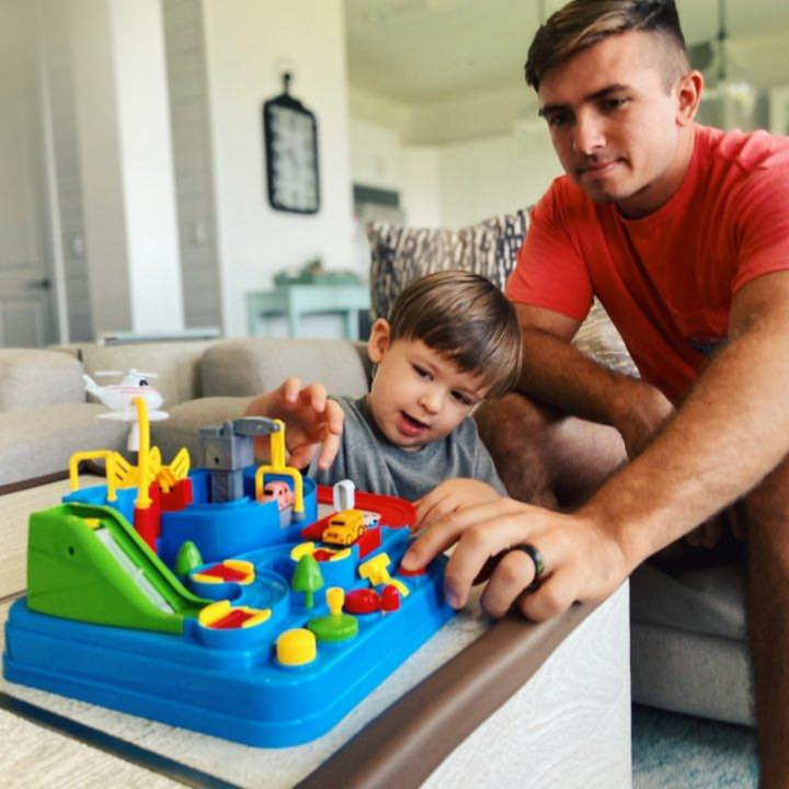 "Bunte Spielzeug Autorennstrecke mit Autos, kinderfreundlich, langlebig, fördert Motorik und Kreativität."