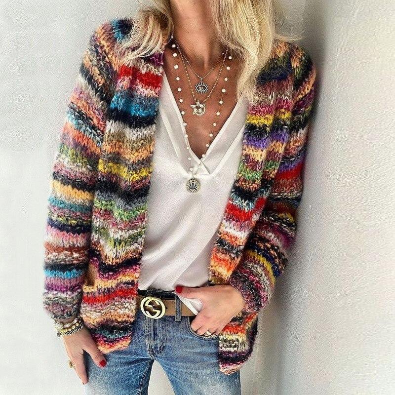 Bunte, warme Strickjacke; mehrfarbig, weich, stilvoll, ideal für Komfort und fröhlichen Look bei kühlen Temperaturen.