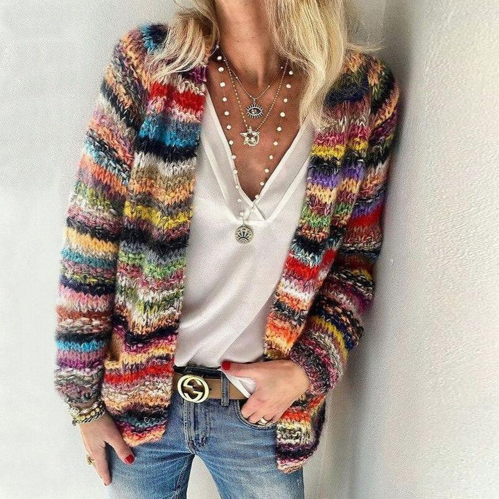 Bunte, warme Strickjacke; mehrfarbig, weich, stilvoll, ideal für Komfort und fröhlichen Look bei kühlen Temperaturen.