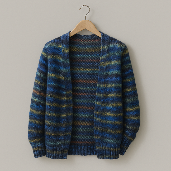 Bunte, warme Strickjacke; mehrfarbig, weich, stilvoll, ideal für Komfort und fröhlichen Look bei kühlen Temperaturen.