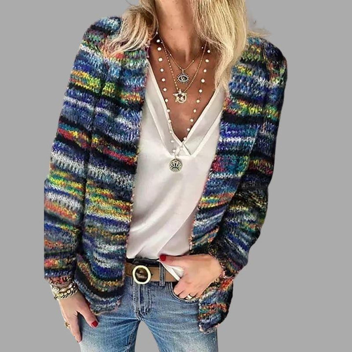 Bunte, warme Strickjacke; mehrfarbig, weich, stilvoll, ideal für Komfort und fröhlichen Look bei kühlen Temperaturen.