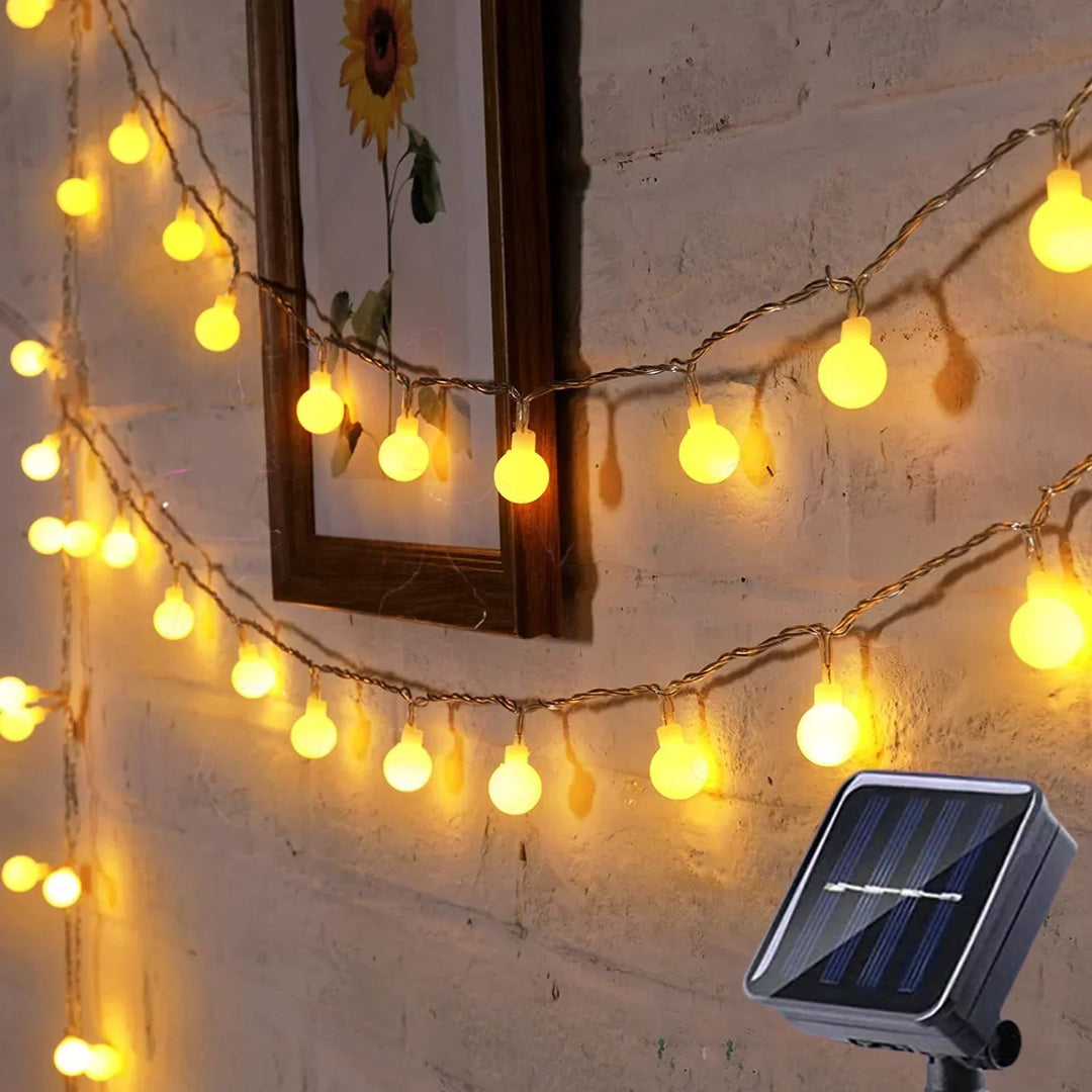 "Bunte, wetterfeste, solarbetriebene LED-Lichterkette für den Außenbereich zur festlichen, energiesparenden Beleuchtung."