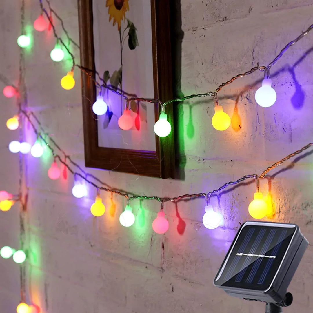 "Bunte, wetterfeste, solarbetriebene LED-Lichterkette für den Außenbereich zur festlichen, energiesparenden Beleuchtung."