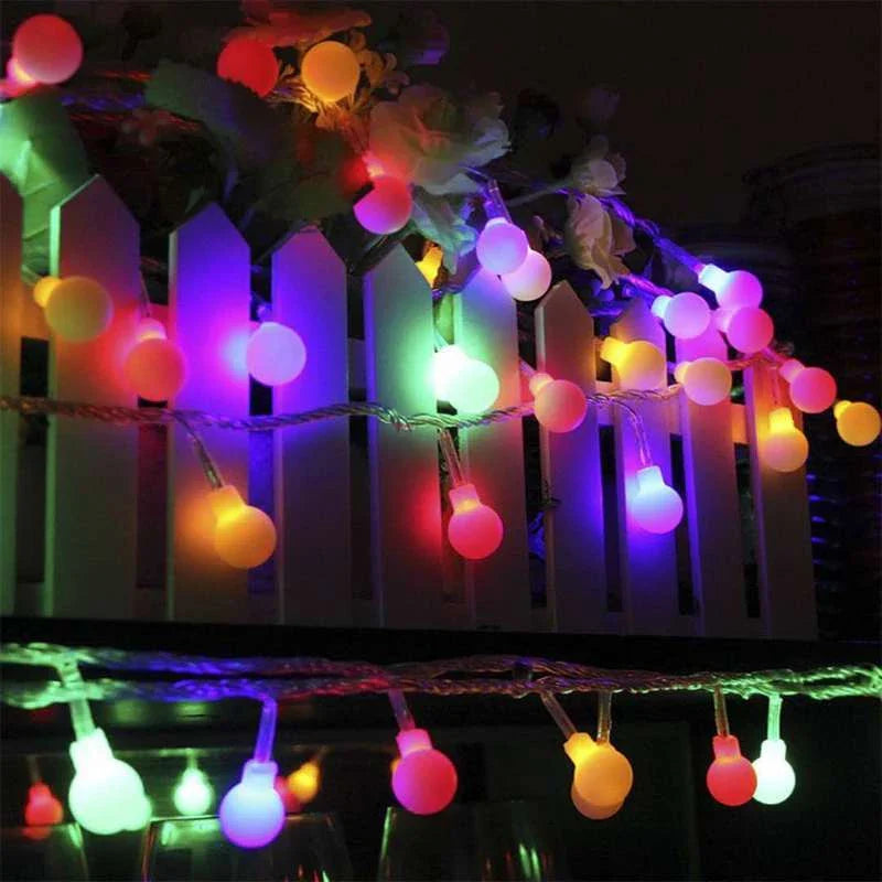 "Bunte, wetterfeste, solarbetriebene LED-Lichterkette für den Außenbereich zur festlichen, energiesparenden Beleuchtung."