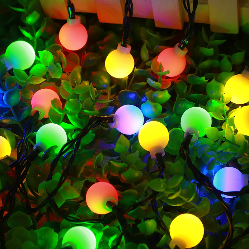 "Bunte, wetterfeste, solarbetriebene LED-Lichterkette für den Außenbereich zur festlichen, energiesparenden Beleuchtung."